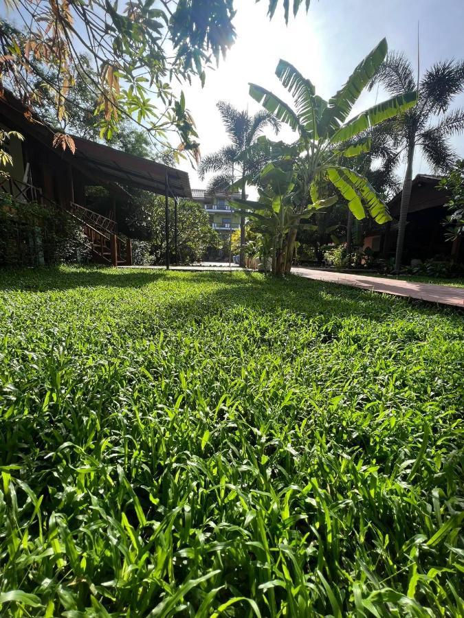 Hotel The Moon Kampot Boutique Exterior foto