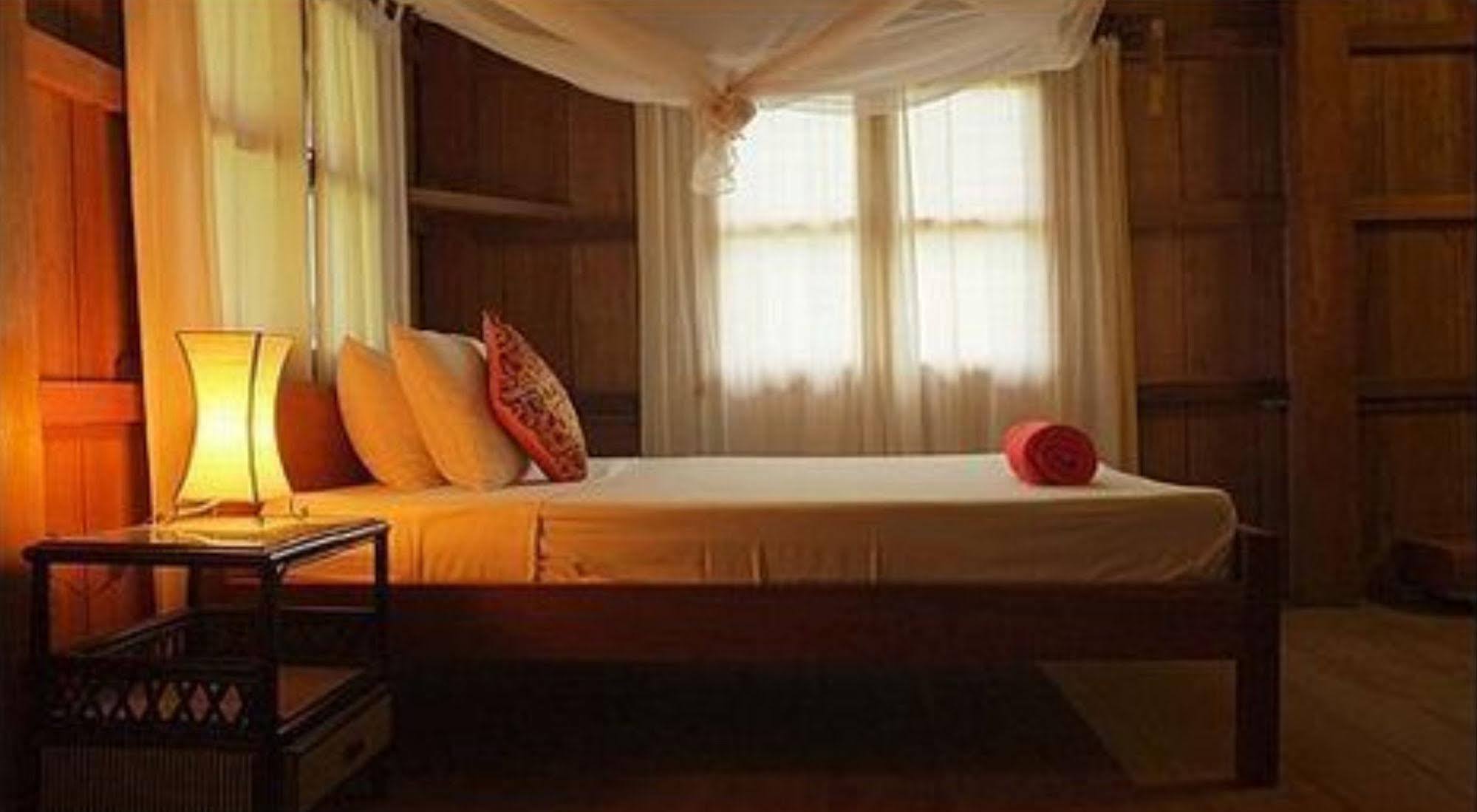 Hotel The Moon Kampot Boutique Exterior foto